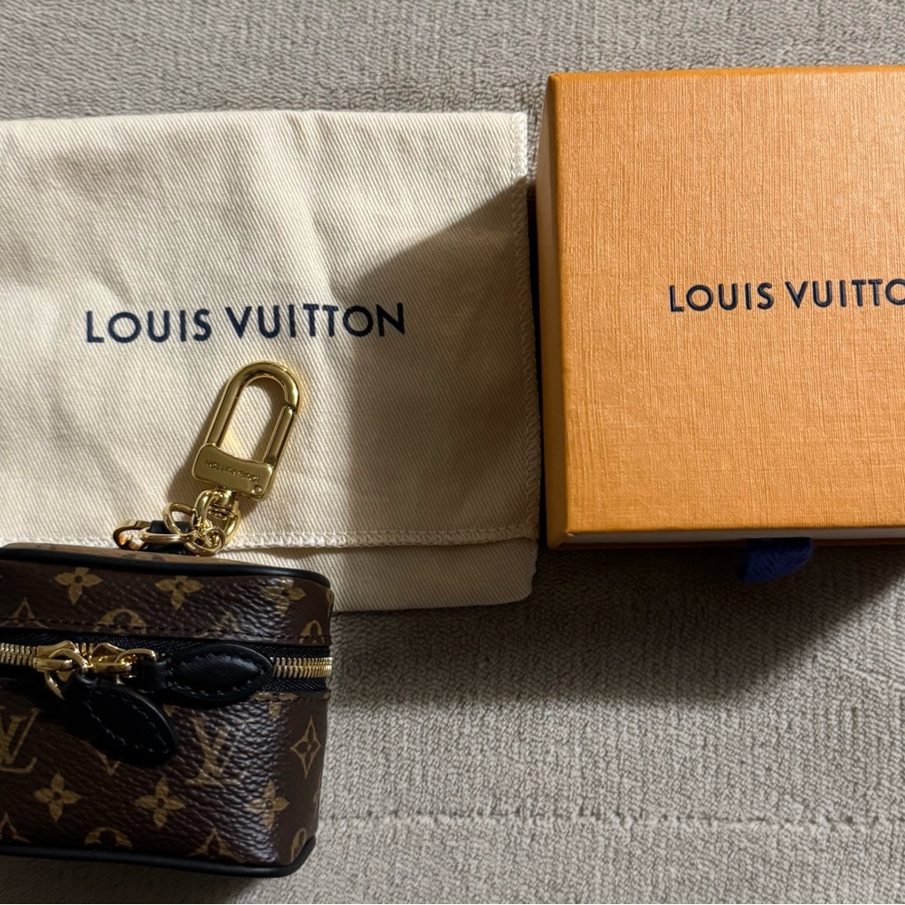 SOLD!!! Louis Vuitton Brown and Gold Key Holder